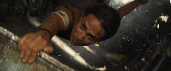 Alicia Vikander mạnh mẽ trong vai Lara Croft