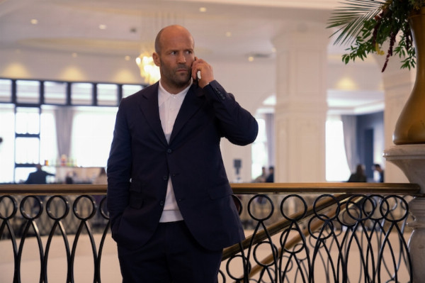 Điệp viên Orson Fortune (Jason Statham) tập trung cao độ theo dõi mục tiêu