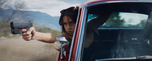 Sarah Fidel (Aubrey Plaza) trong một pha hành động đấu súng gay cấn